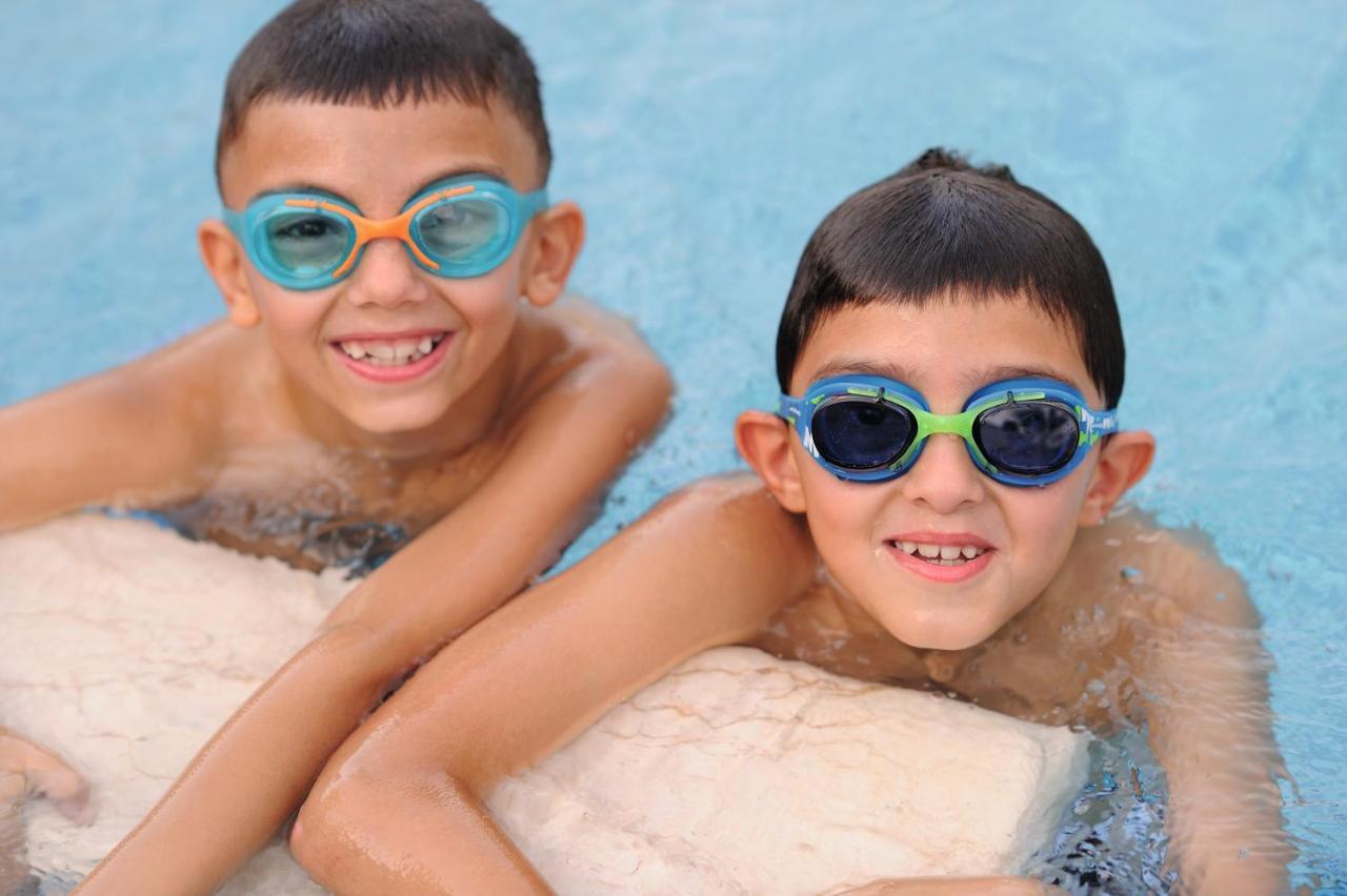 Moevenpick Hotel City Star Jidda Eksteriør bilde Swimmers wearing swim goggles