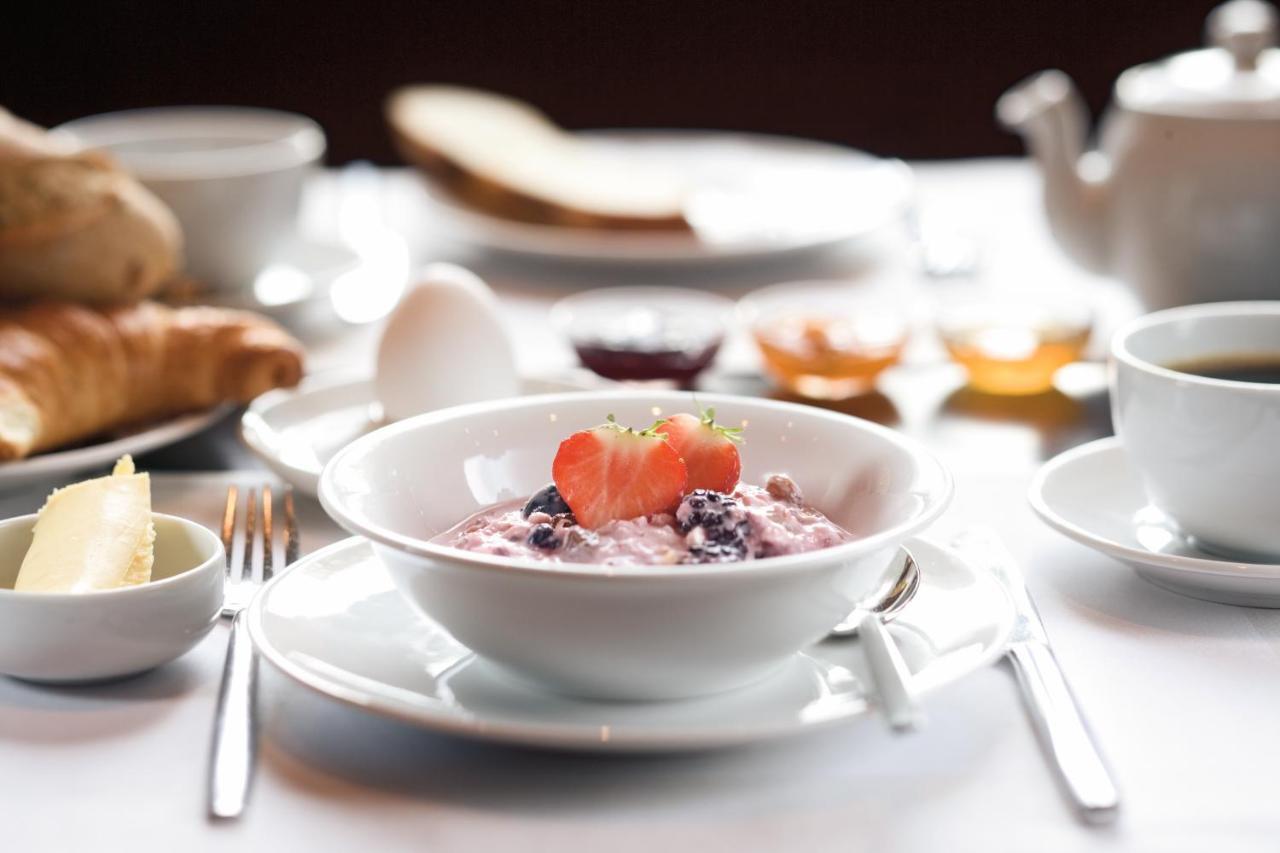 Moevenpick Hotel City Star Jidda Eksteriør bilde A bowl of muesli with fruit