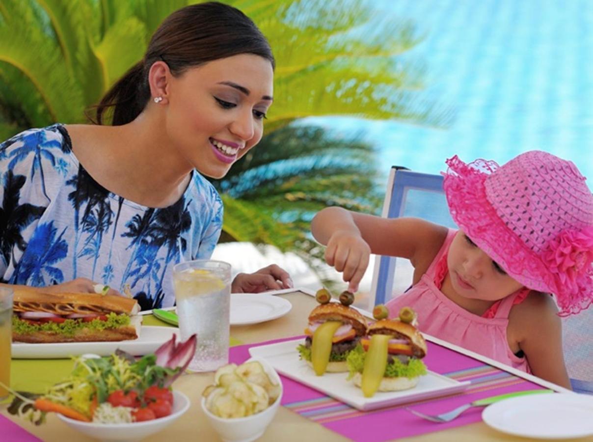 Moevenpick Hotel City Star Jidda Eksteriør bilde A mother and daughter eating a meal