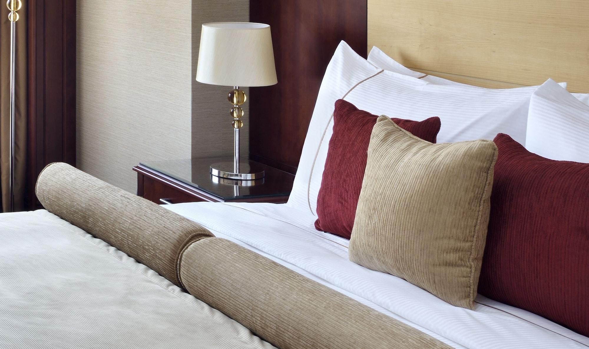 Moevenpick Hotel City Star Jidda Eksteriør bilde A bed with cushions