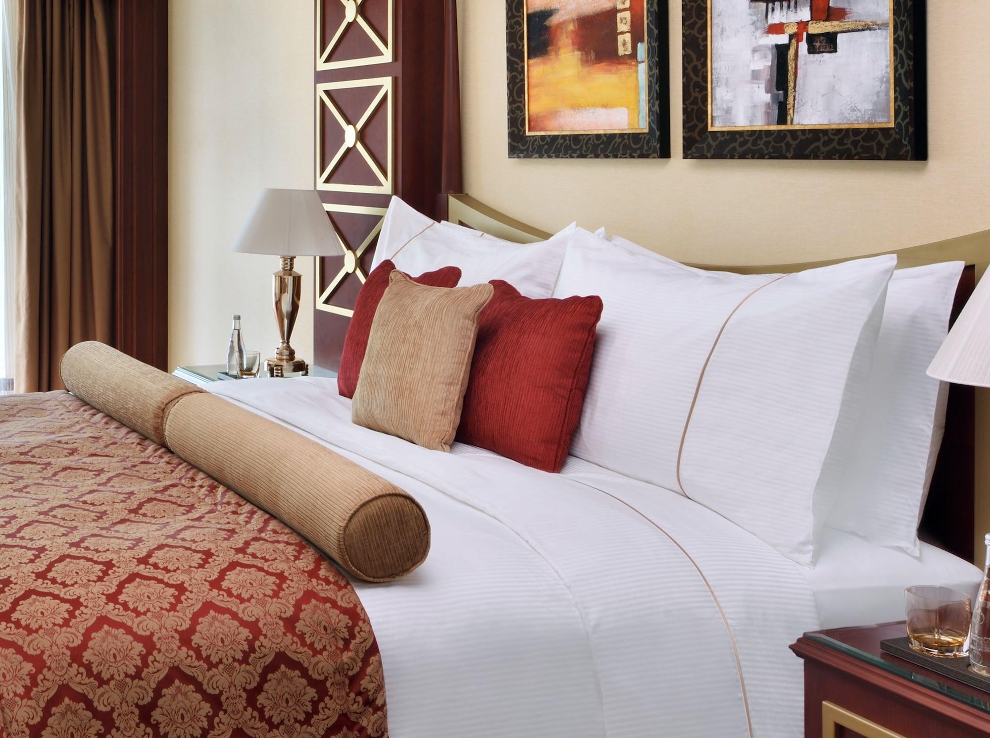 Moevenpick Hotel City Star Jidda Eksteriør bilde A bed with cushions