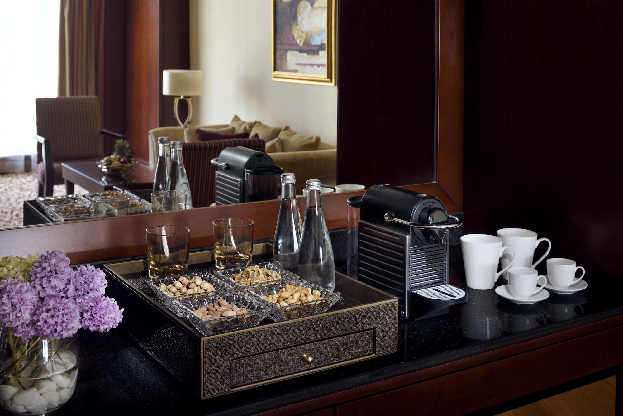 Moevenpick Hotel City Star Jidda Eksteriør bilde A Nespresso machine in a hotel room