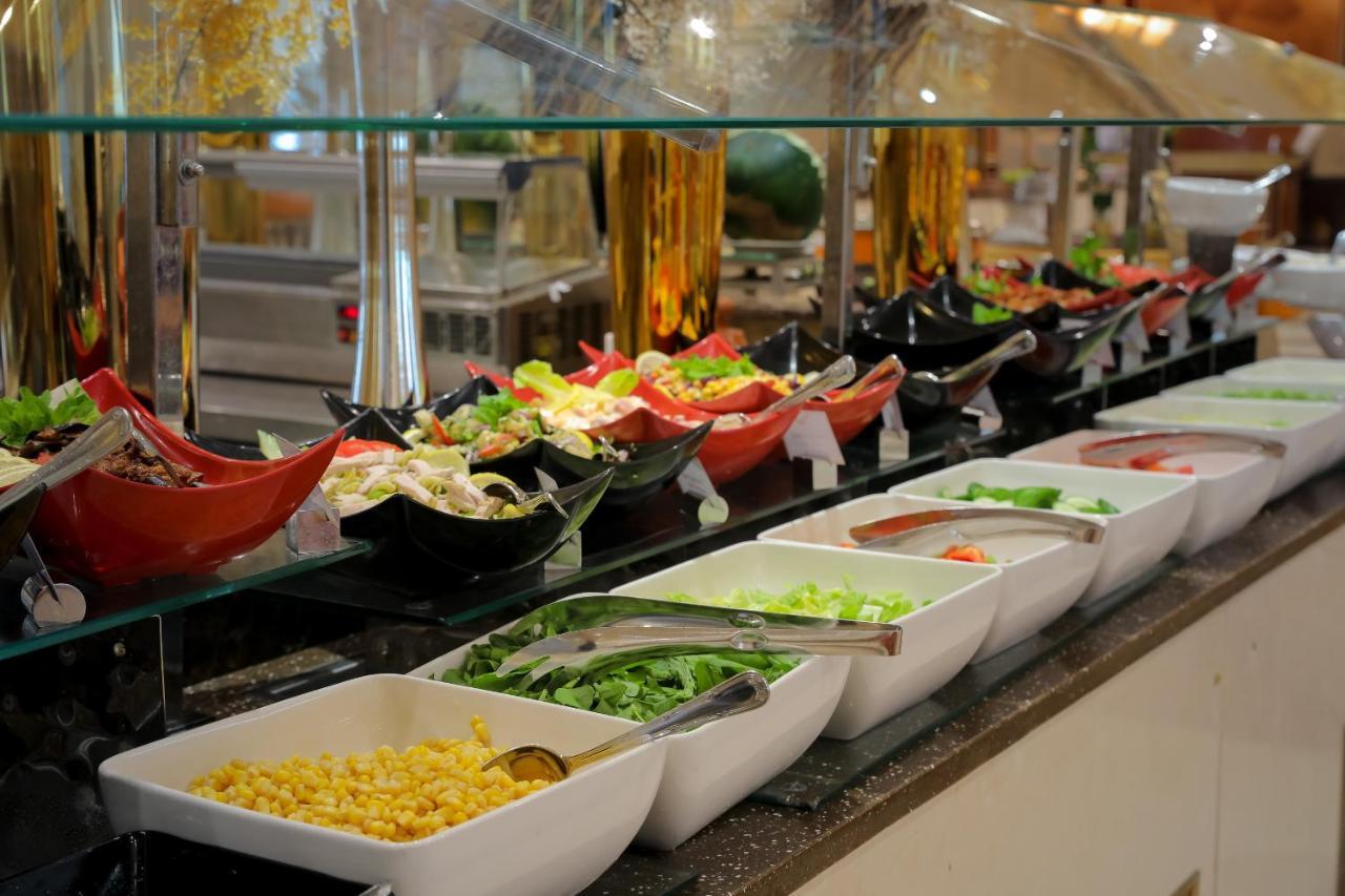 Moevenpick Hotel City Star Jidda Eksteriør bilde A salad bar