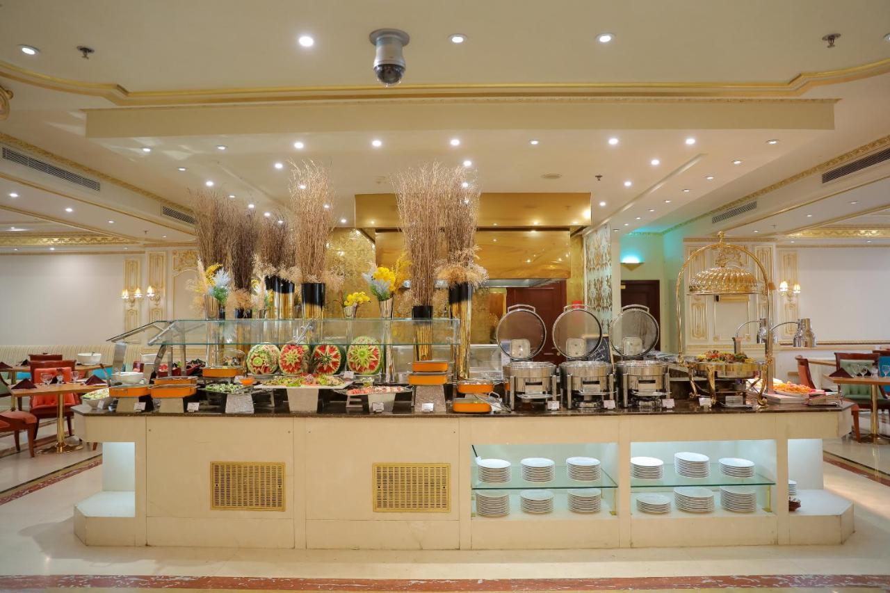 Moevenpick Hotel City Star Jidda Eksteriør bilde A buffet at a hotel